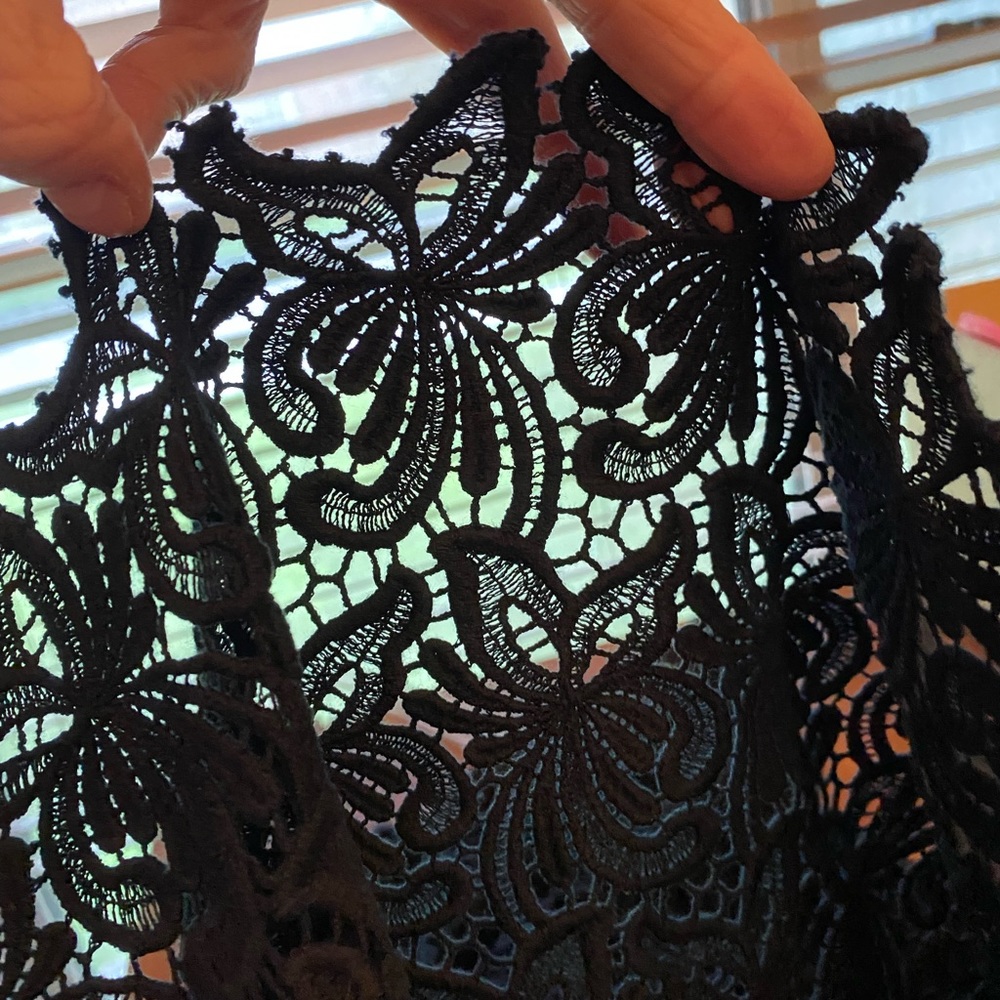 EUC Beautiful Talbots Crochet Lace Navy Top - Picture 6 of 7